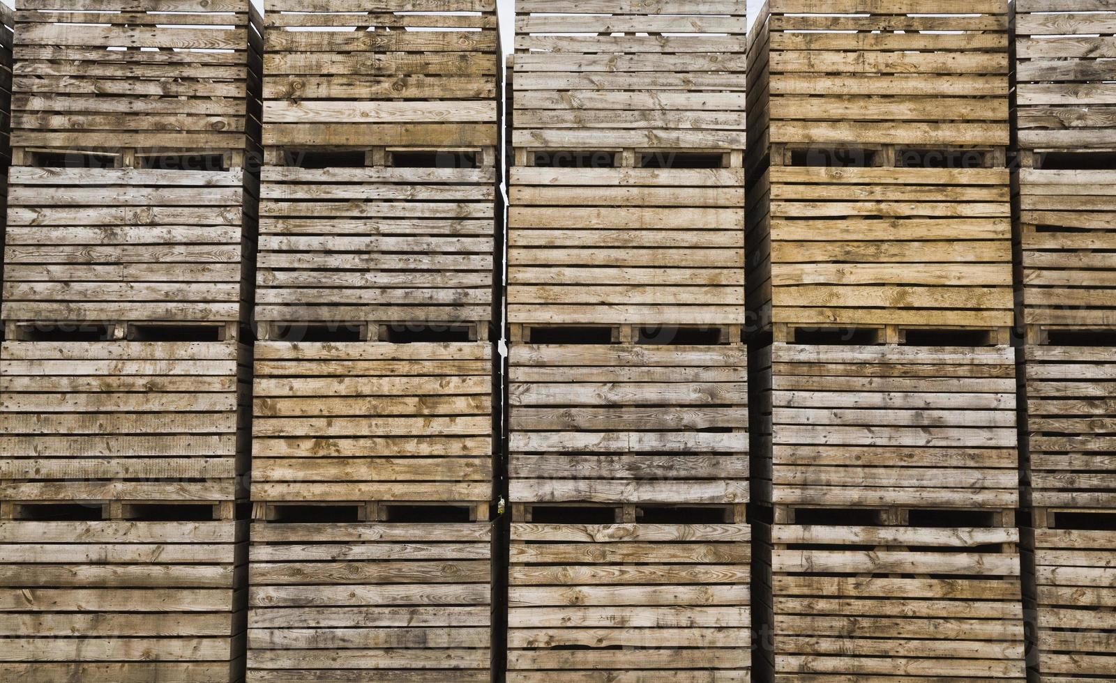 gefaltete leere Holzkisten foto