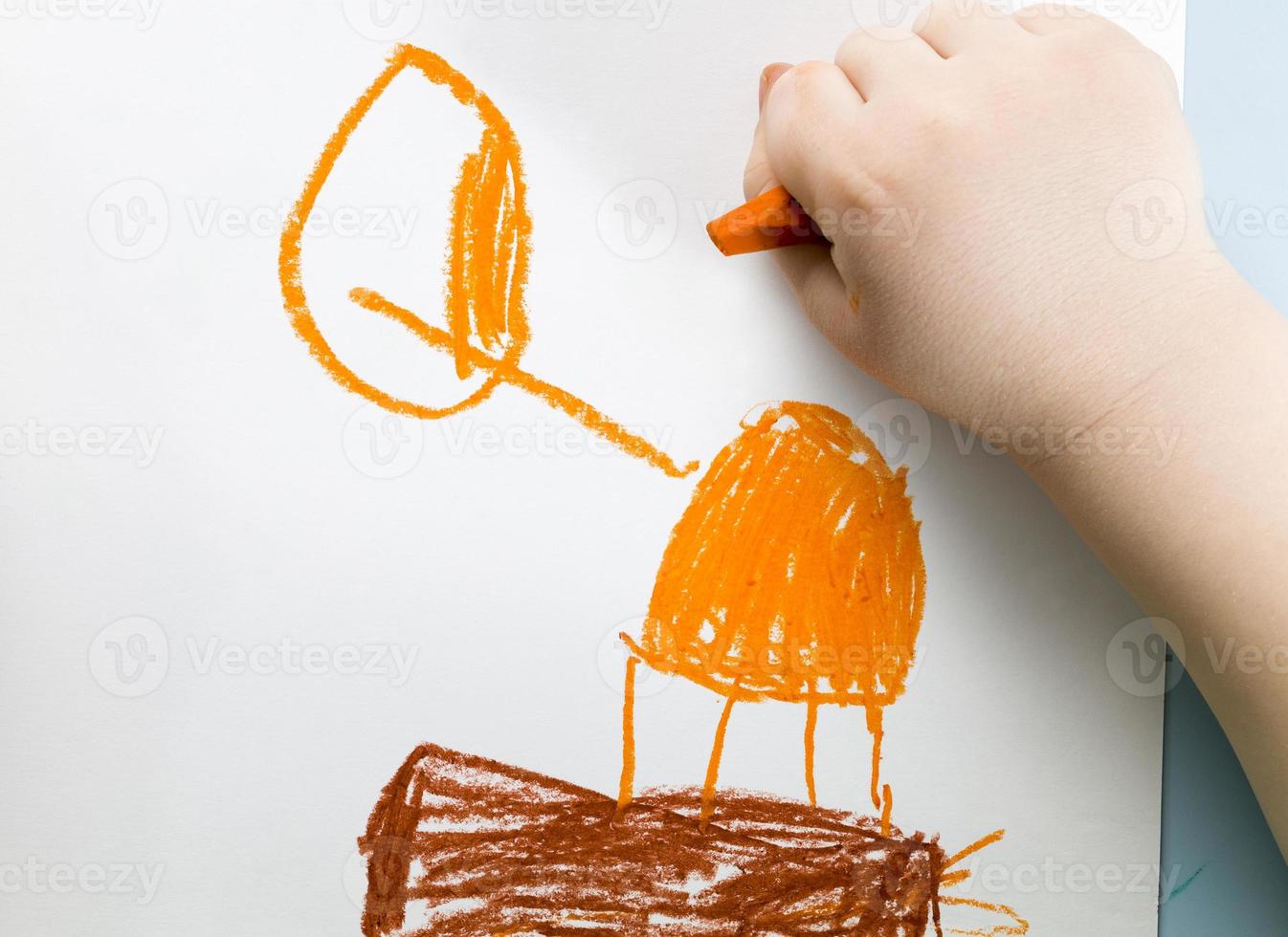 Zeichnen eines kleinen Jungen foto