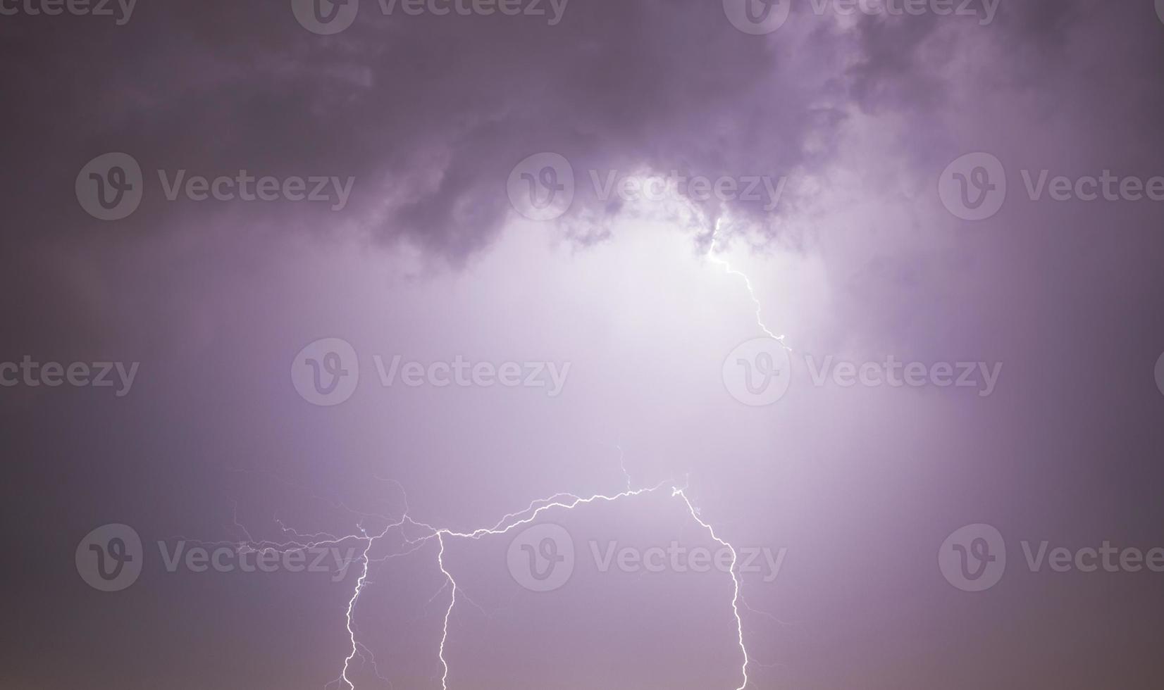 Blitzentladung bei Gewitter foto