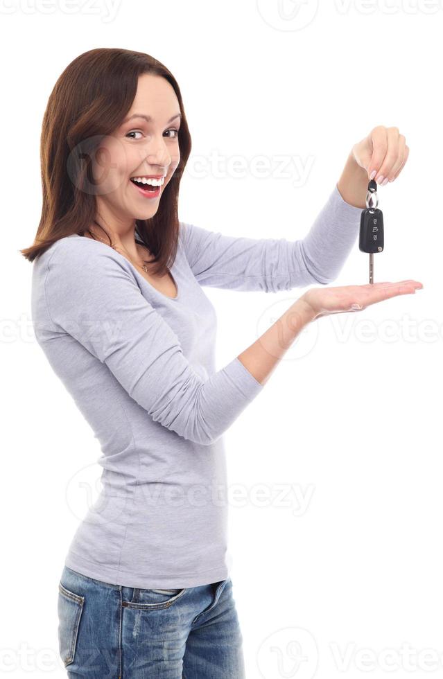 lächelnde Frau, die Autoschlüssel zeigt foto