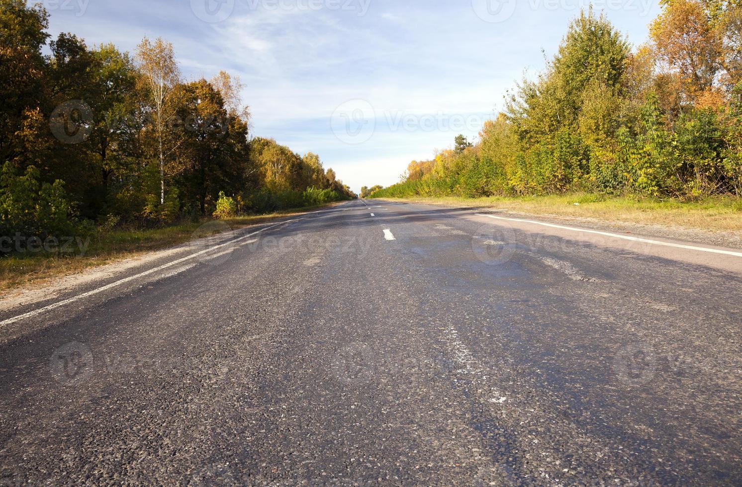 asphaltierte Straße im Herbst - foto