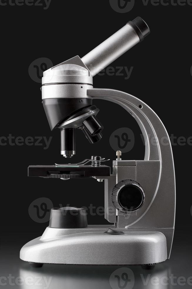Nahaufnahme eines silbernen Mikroskops mit schwarzem Hintergrund foto
