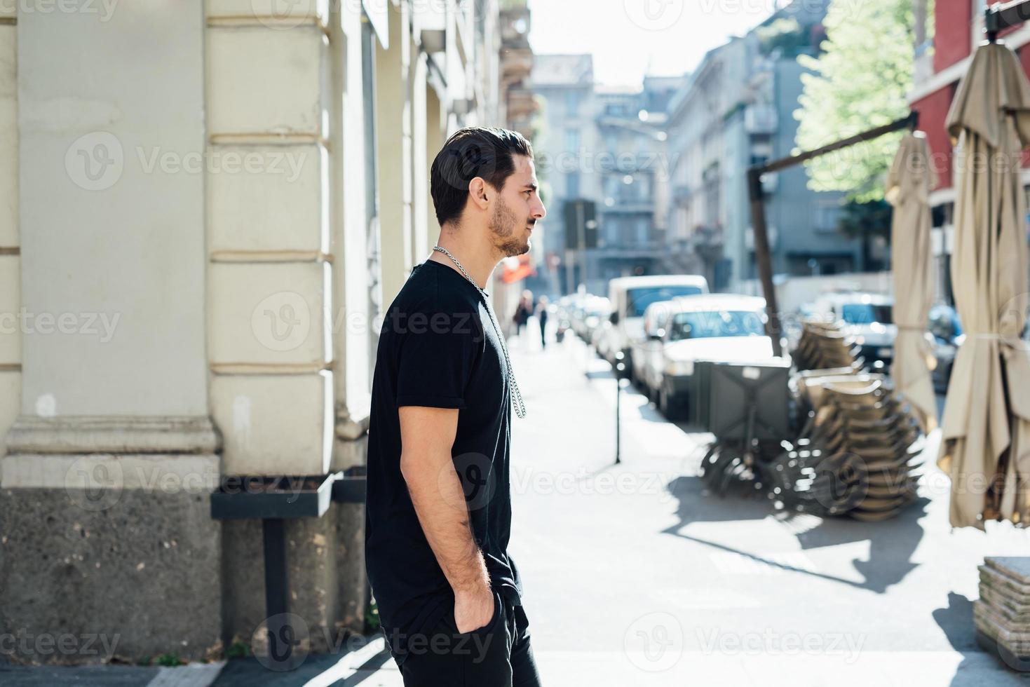 junger italienischer Junge, der in der Stadt geht foto