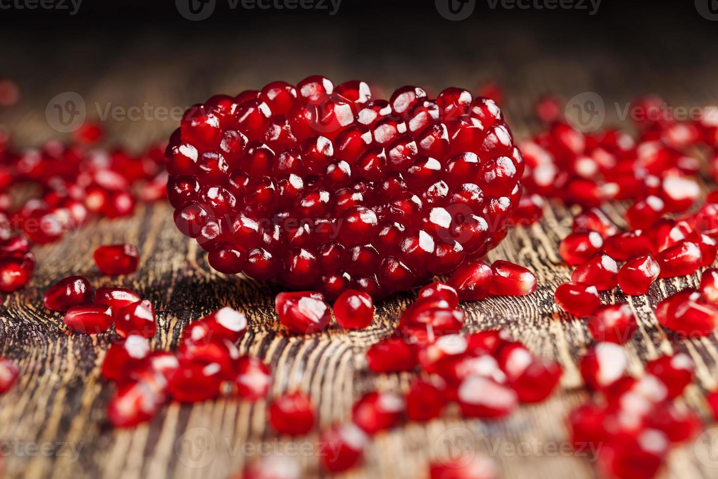 rote köstliche Körner von reifen Granatäpfeln, süß-saurer Geschmack foto