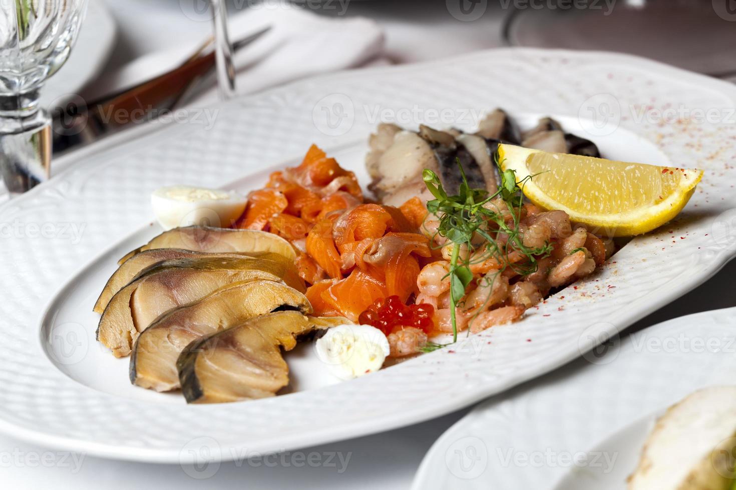 Salat aus gebackenem Hühnerfleisch, individueller Salat foto