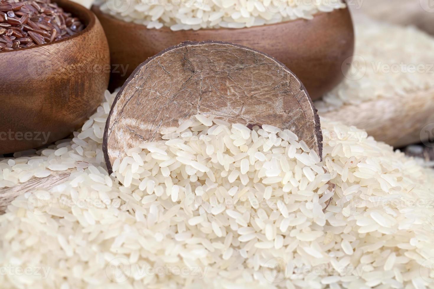 gemischter Reis verschiedener Sorten vor dem Kochen foto