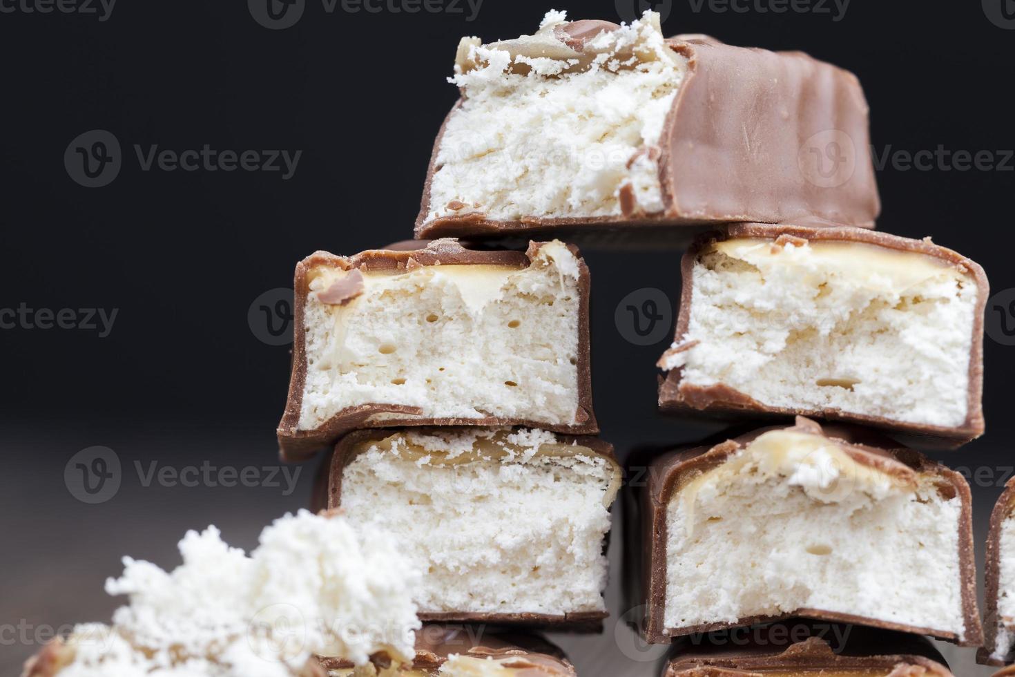 cremiger Nougat umhüllt von Vollmilchschokolade foto