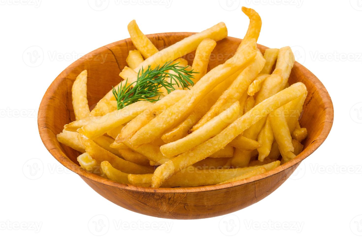 Pommes Frites in einer Schüssel auf weißem Hintergrund foto