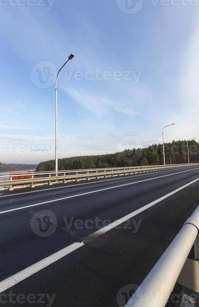 Markierungen auf der Straße foto