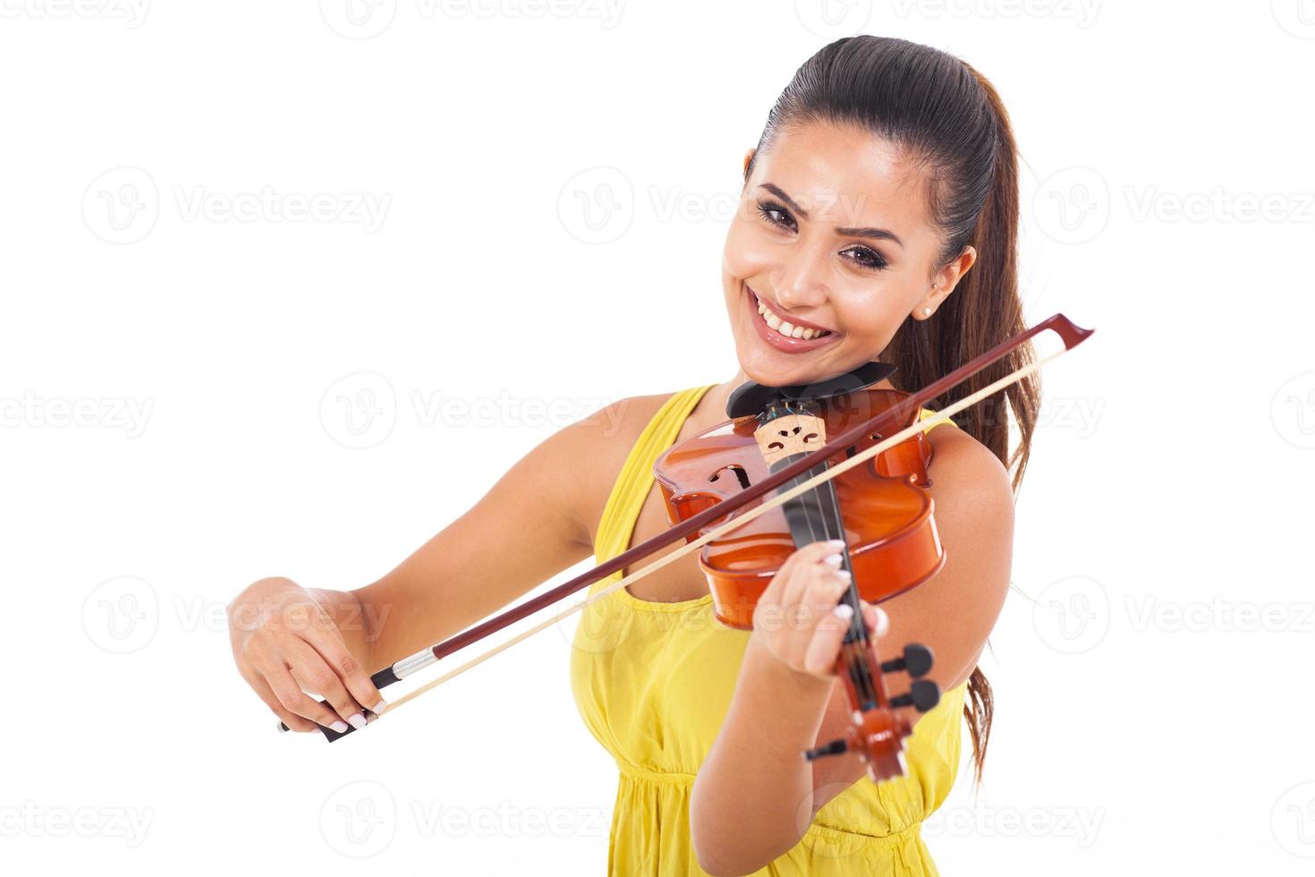 fröhliche Frau, die Geige spielt foto