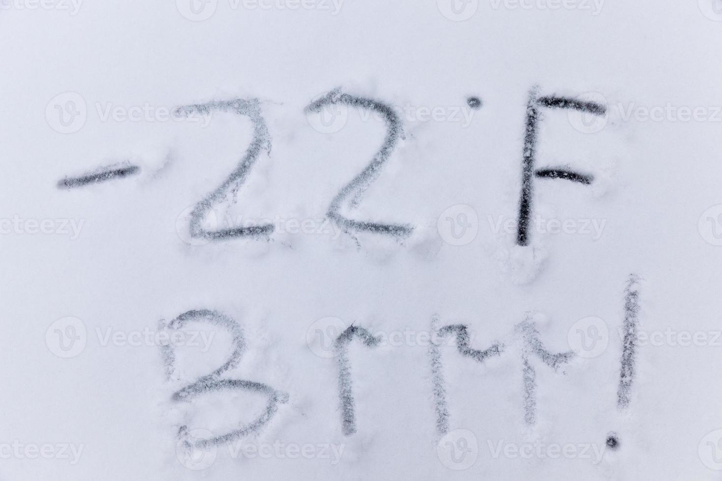Auf den Schnee gezeichnet, Temperatursymbole, die negatives, sehr kaltes Wetter bezeichnen foto