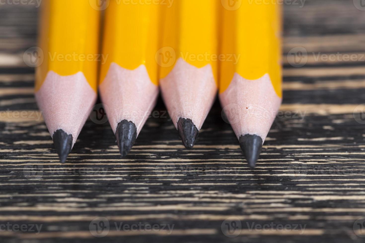 gespitzte Bleistifte zum Zeichnen von Diagrammen oder Zeichnungen foto