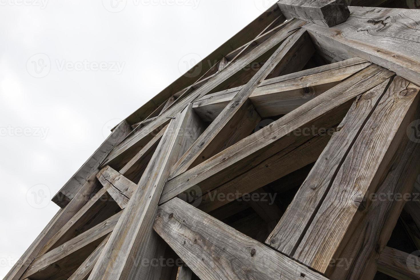 starke Gestelle alter Holztreppen foto