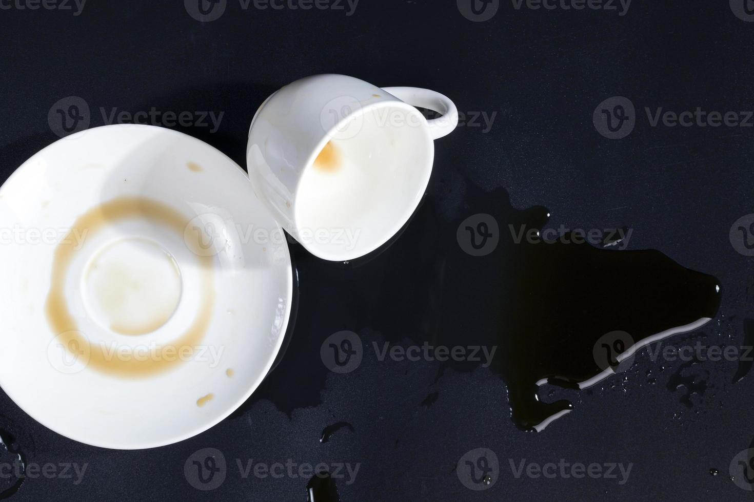 Schwarzer aromatischer Kaffee, der durch Unachtsamkeit verschüttet wurde foto