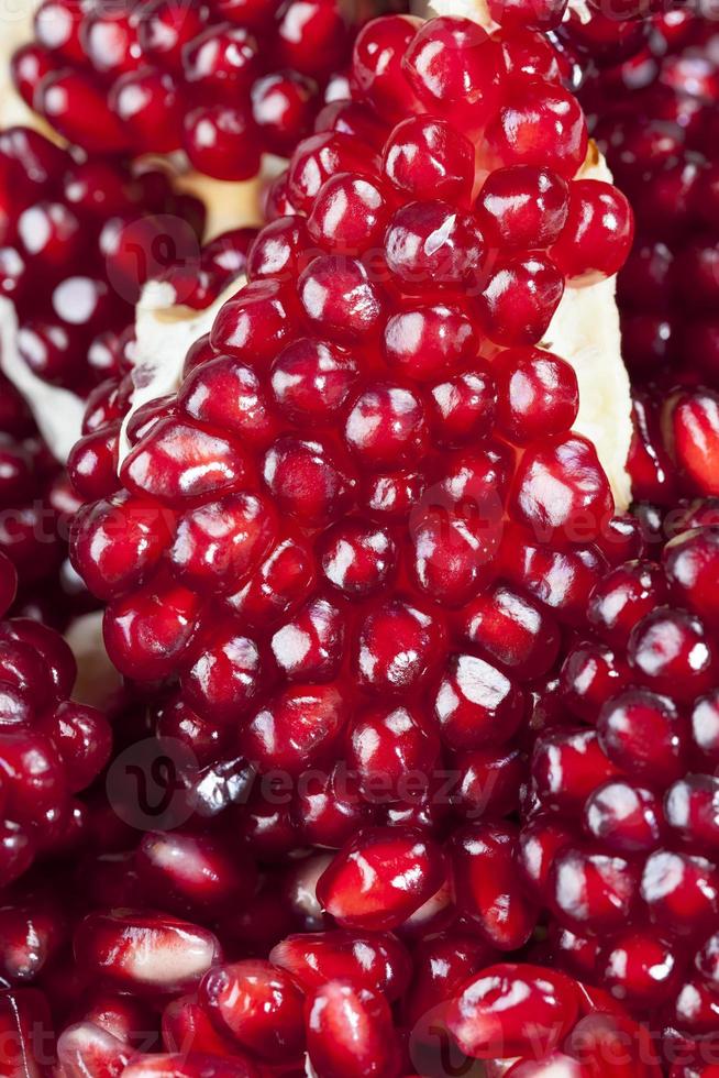 leckerer und gesunder Granatapfel in mehrere Teile geteilt foto