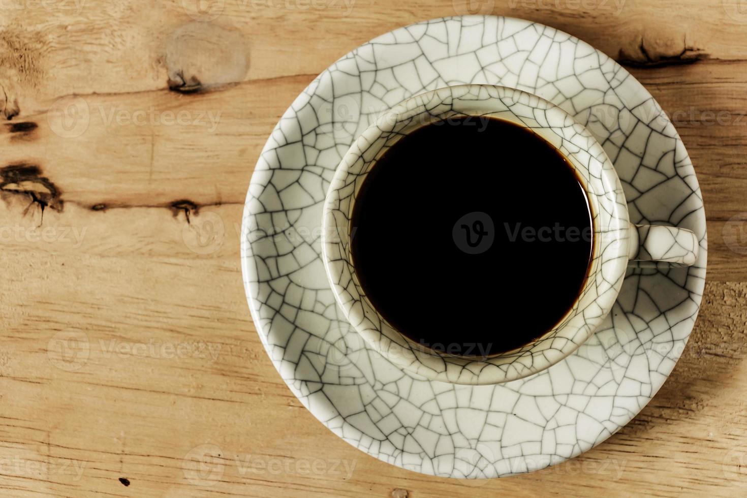 Kaffeetasse auf Holztisch mit Kopierraum. foto