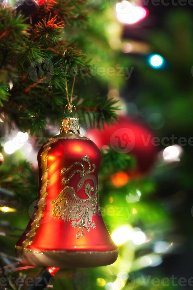 Weihnachtsverzierung mit beleuchtetem Baum im Hintergrund, Kopienraum foto