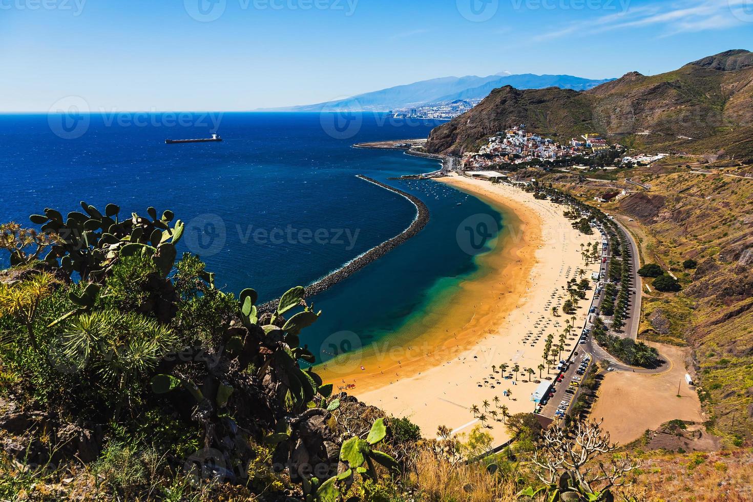 Luftaufnahme zum Strand von Las Teresitas. Spanien, Teneriffa foto