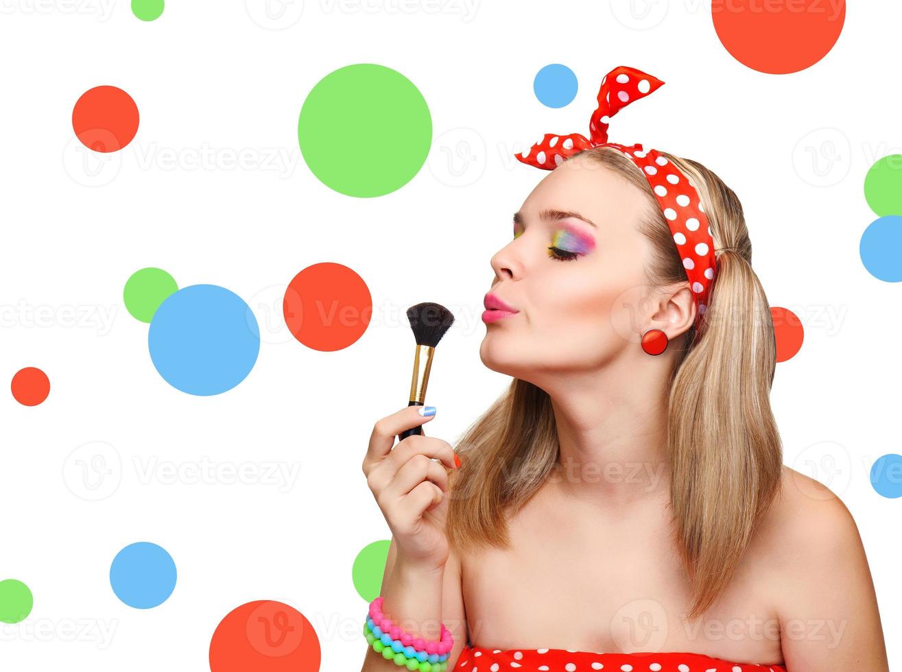Make-up, das Nahaufnahme anwendet. kosmetischer Puderpinsel. foto