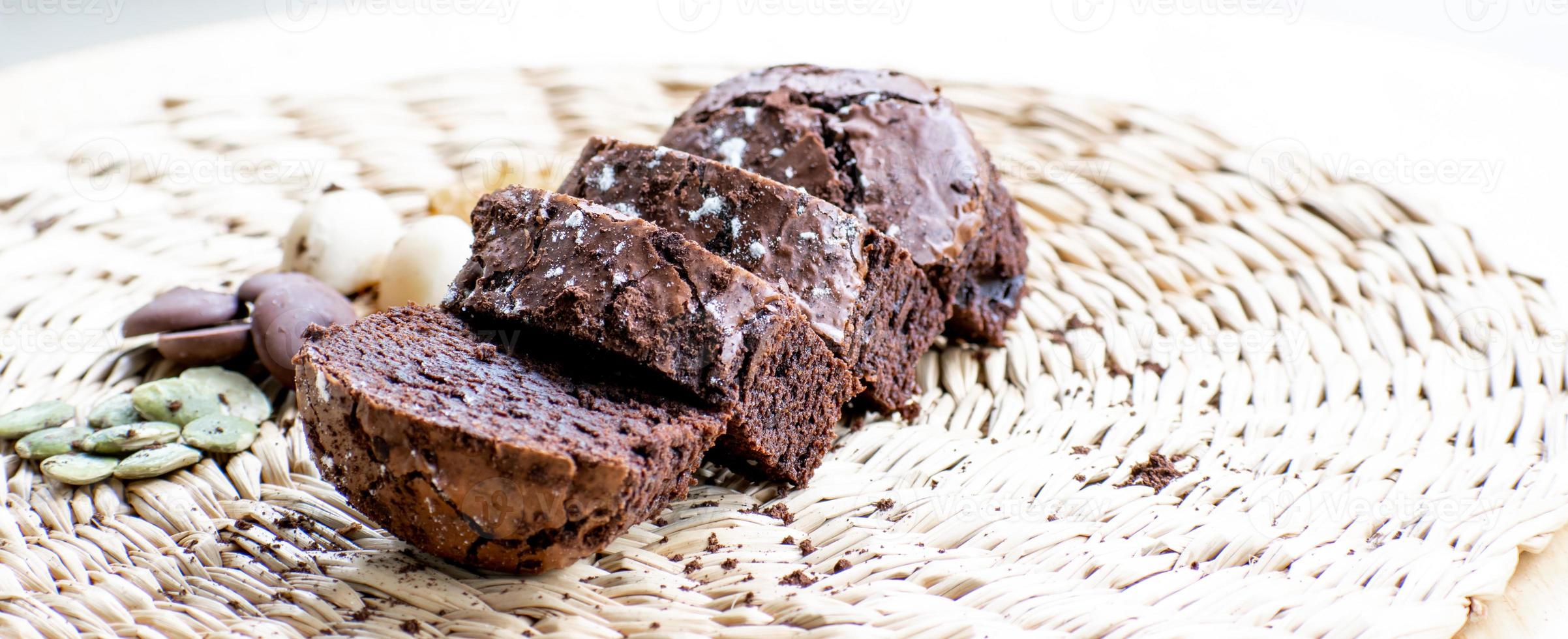 Köstlicher Schokoladenbrownie hausgemacht, Zutaten von Brownie, Fudge-Brownie aus der Nähe, hausgemachte Backwaren und Desserts, frische Brownie-Stücke, Süßwarenkonzept. foto