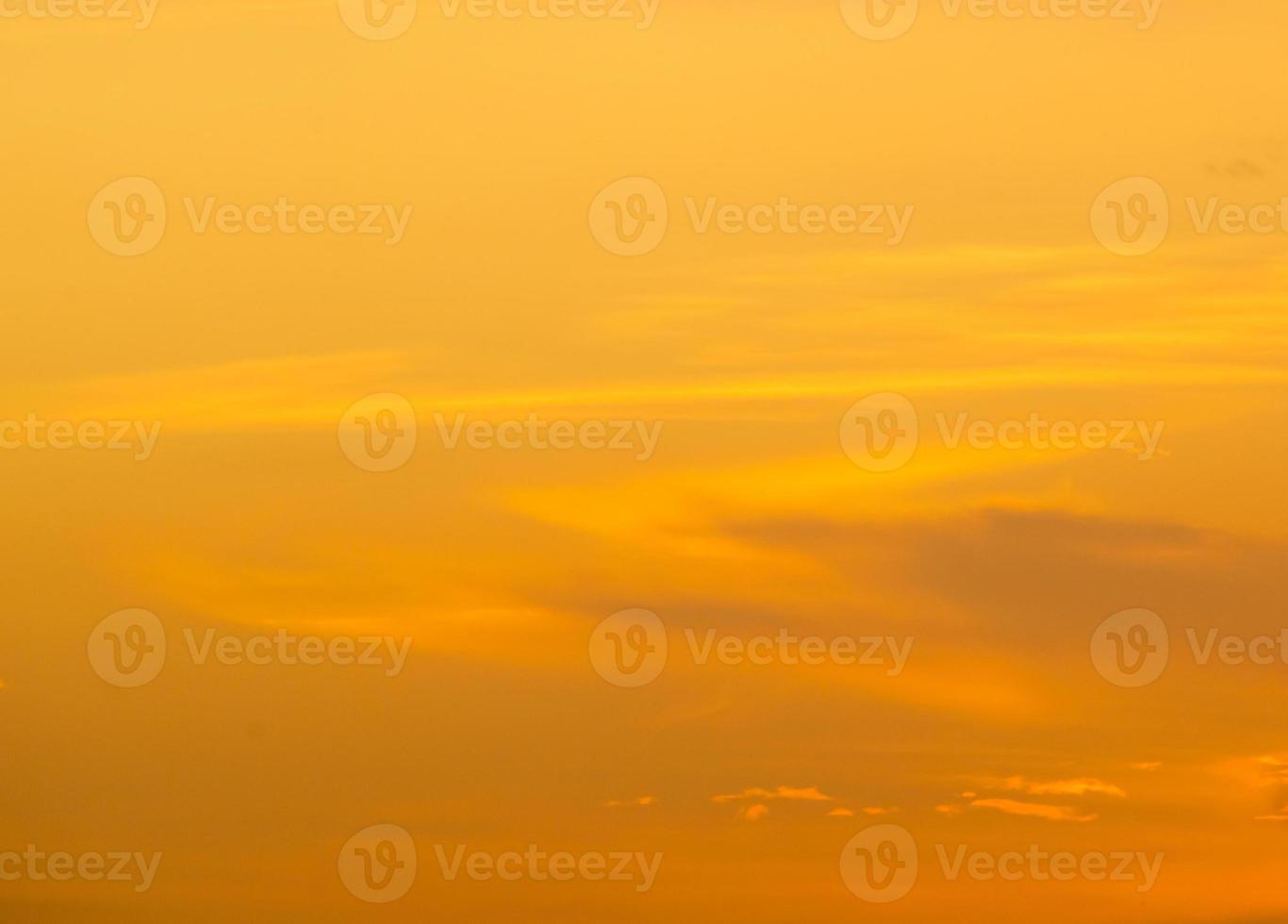 schöner Himmelshintergrund mit der Wolke, abstraktes Konzept der Natur, Konzept der Freiheit und der Hoffnung, Sonnenuntergang des Tages, abstrakter Himmel. foto