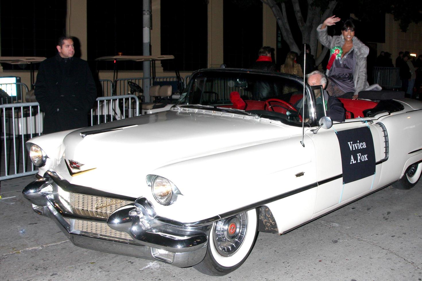 los angeles, nov 28 - vivica ein fuchs kommt bei der hollywood christmas parade 2010 am hollywood boulevard am 28. november 2010 in los angeles, ca foto