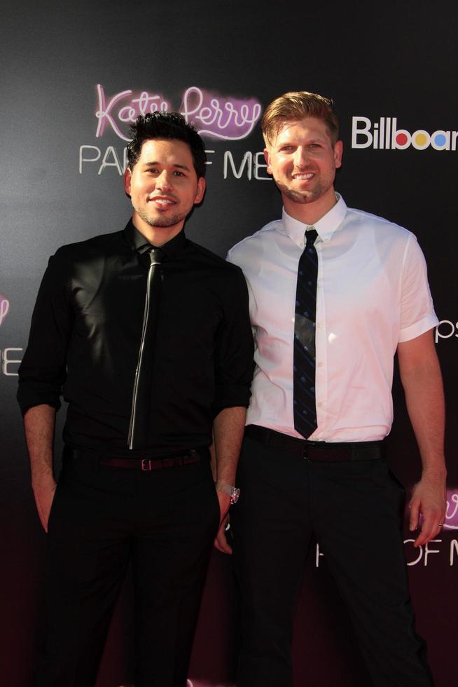 los angeles, 26. juni - nick flores, rj durell kommt bei der katy perry - part of me-premiere am graumans chinese theater am 26. juni 2012 in los angeles, ca foto