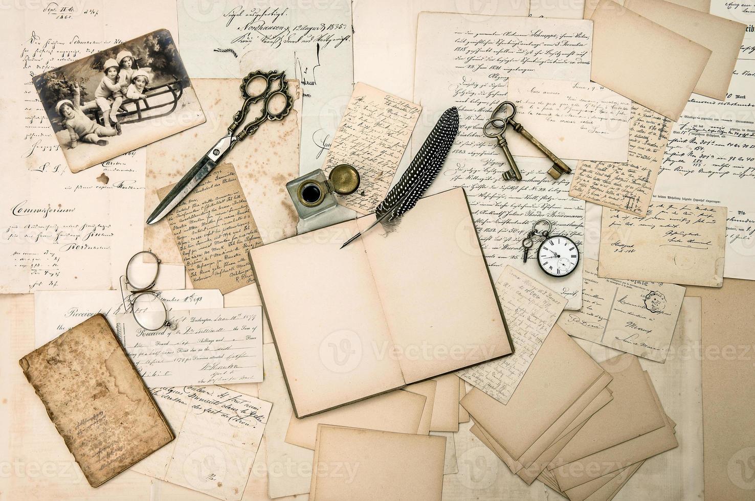 antike Accessoires, alte Briefe und Vintage Weihnachtskarte foto