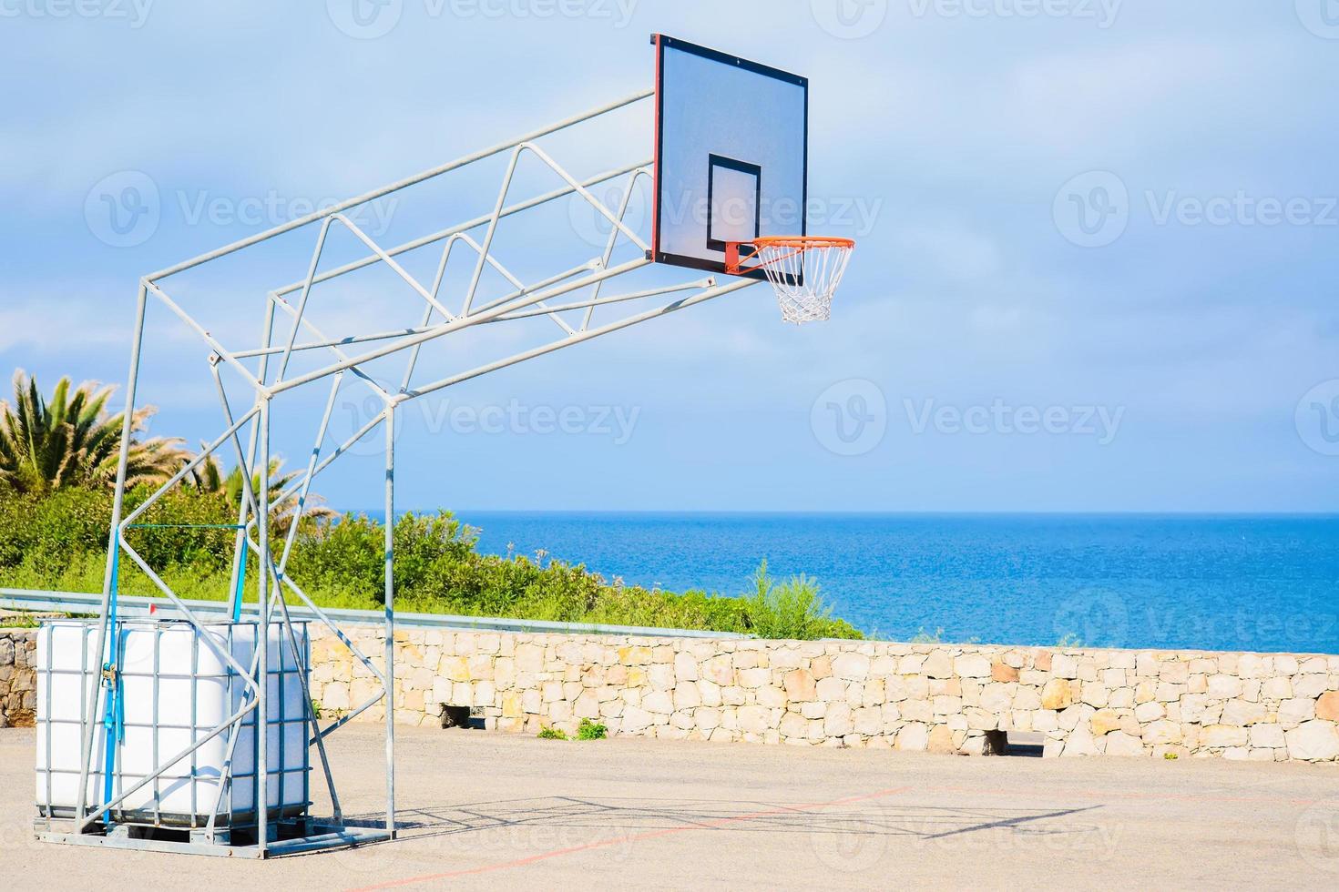 Basketballkorb am Meer foto