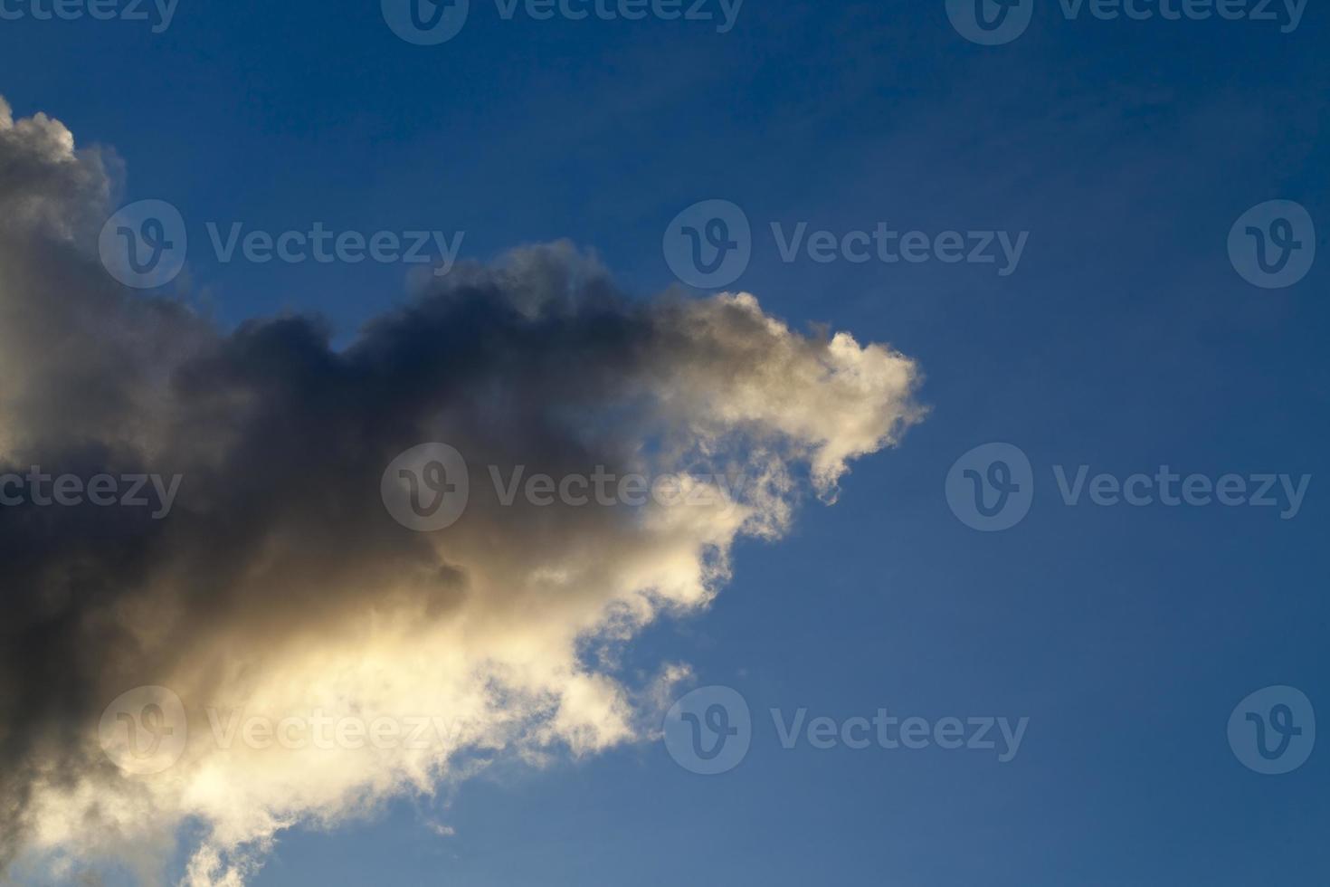 blauer Himmel und Wolken foto