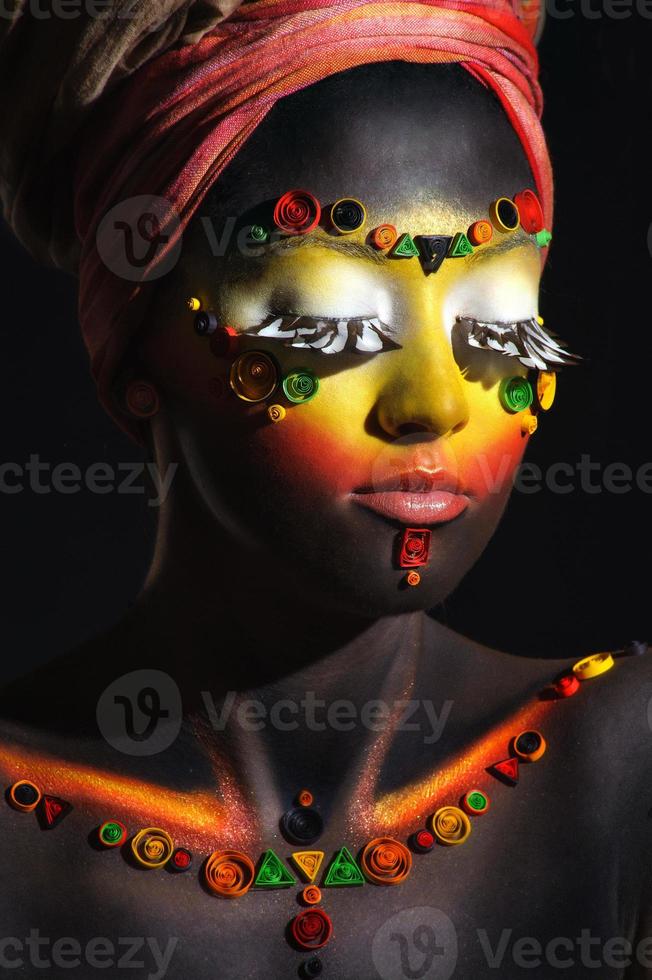 afrikanische Frau mit künstlerischem ethnischem Make-up foto