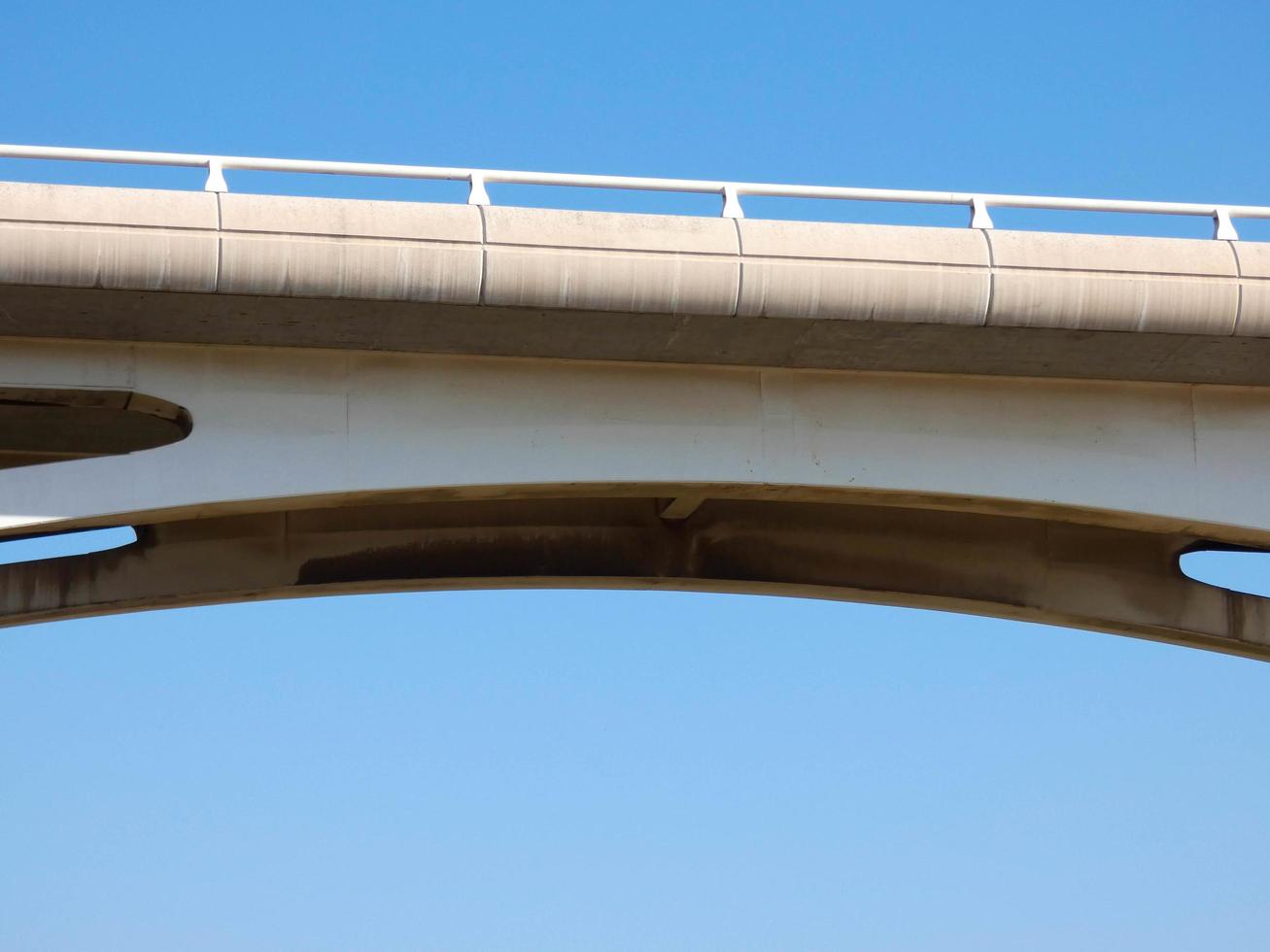 Brücke, die einen Fluss überquert und Tausenden von Fahrzeugen hilft, auf ihren Reisen Zeit und Benzin zu sparen. foto