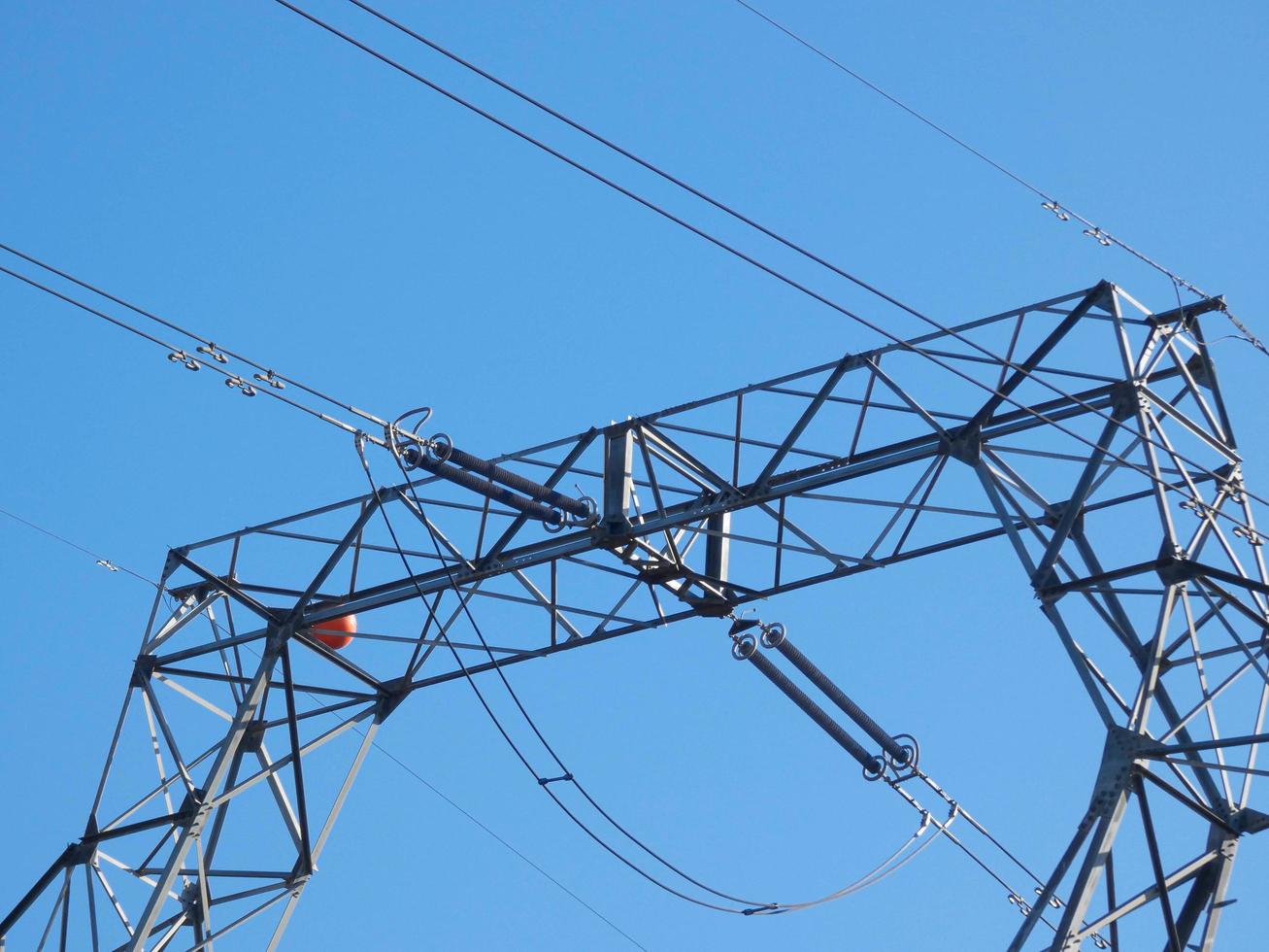 Strommasten in ländlichen Gebieten, die Strom in unsere Häuser bringen foto