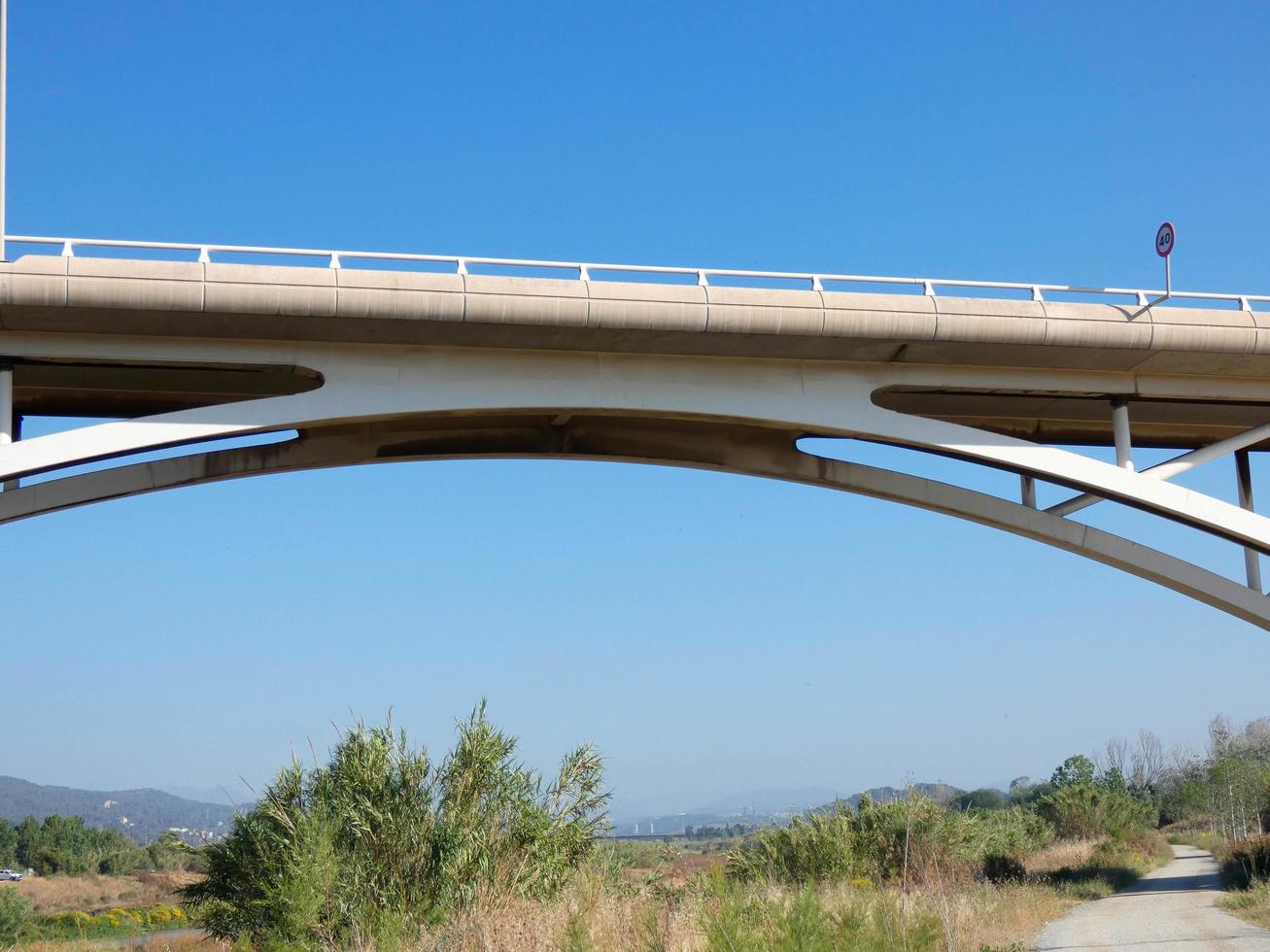 Brücke über einen Fluss für die Durchfahrt von Kraftfahrzeugen foto