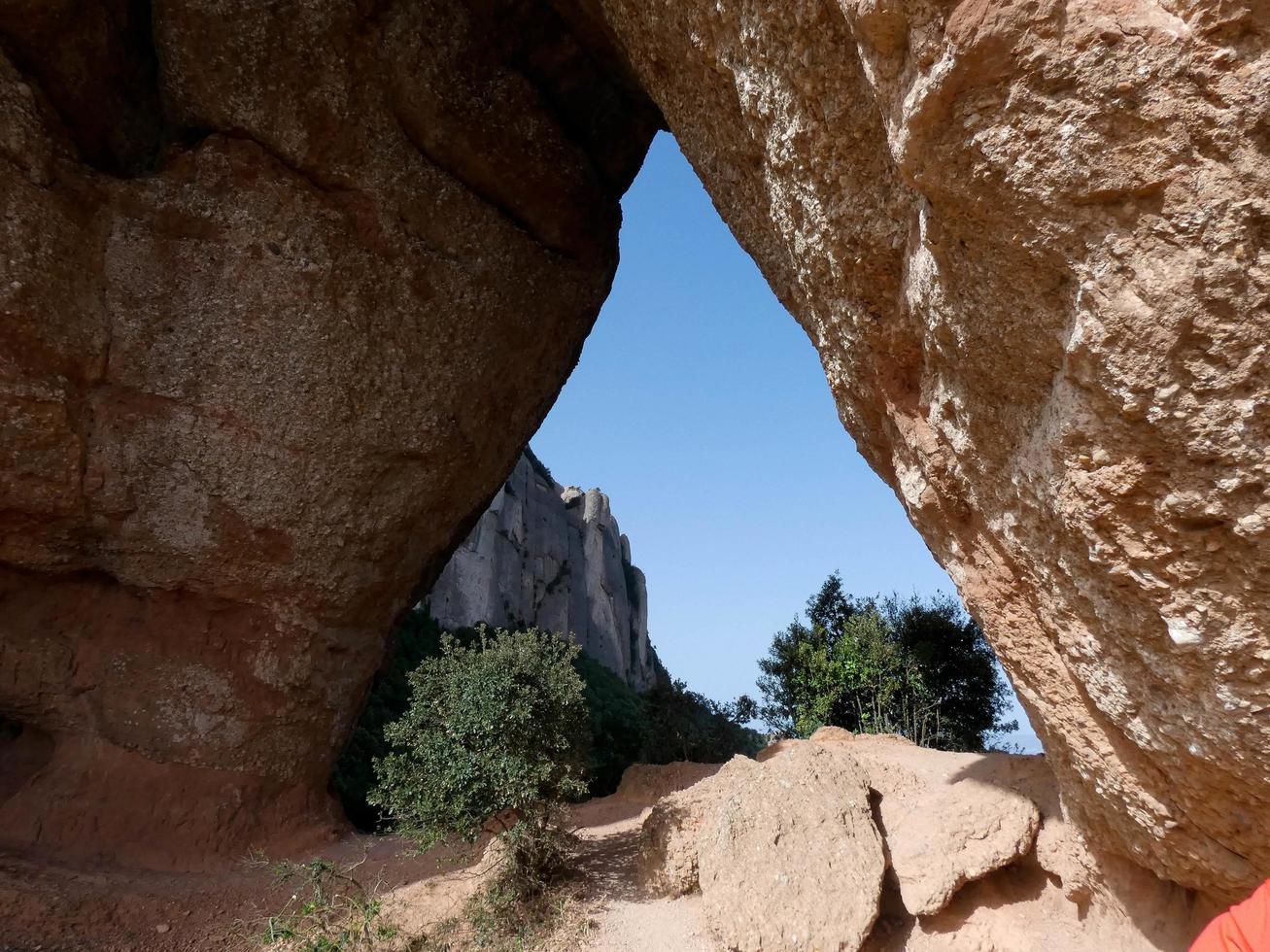 offene höhle in den bergen von montserrat nördlich der stadt barcelona. foto