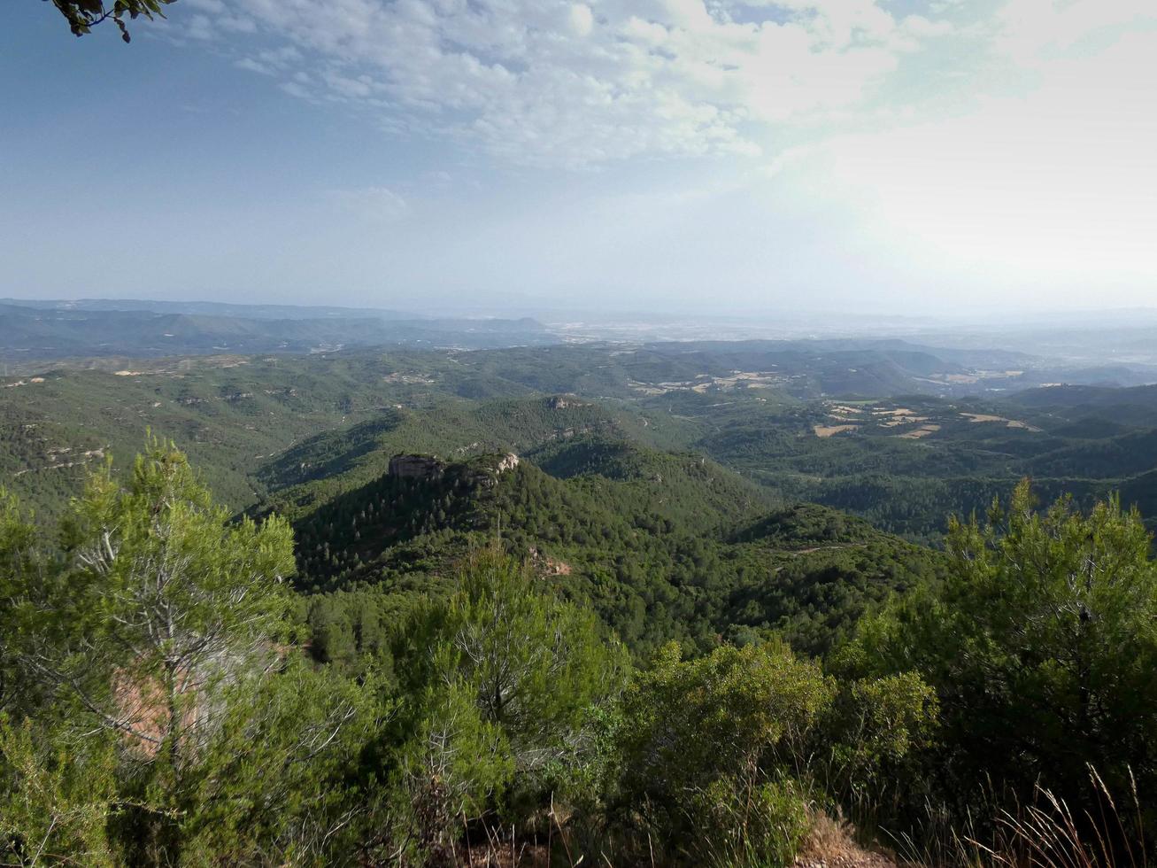 blick vom berg montserrat im norden der stadt barcelona foto