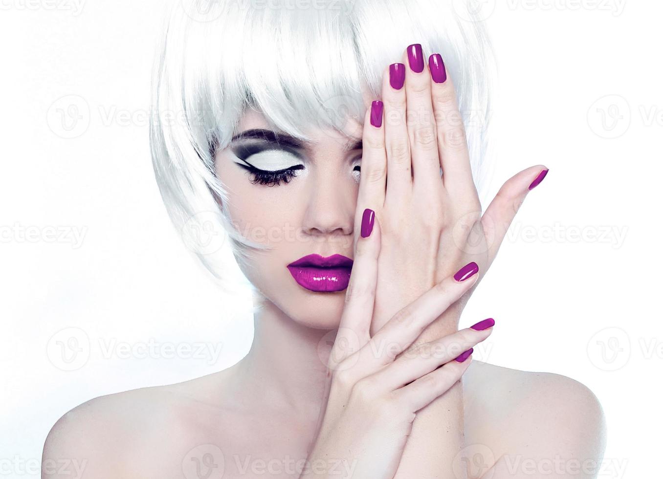 Make-up und gepflegte polnische Nägel. Modestil Schönheit Frau foto