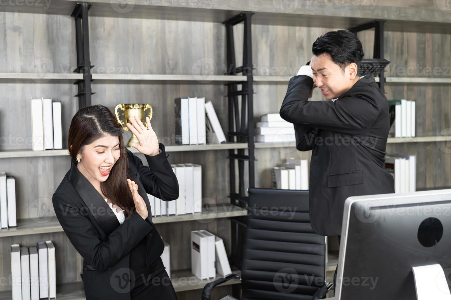 emotionale kollegen, die im büro kämpfen. Konflikte am Arbeitsplatz. wütender Chef. Mann als Chef im Büro geht gewalttätig gegen eine Frau als Angestellte vor foto