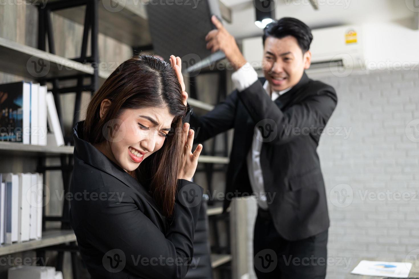 emotionale kollegen, die im büro kämpfen. Konflikte am Arbeitsplatz. wütender Chef. Mann als Chef im Büro geht gewalttätig gegen eine Frau als Angestellte vor foto