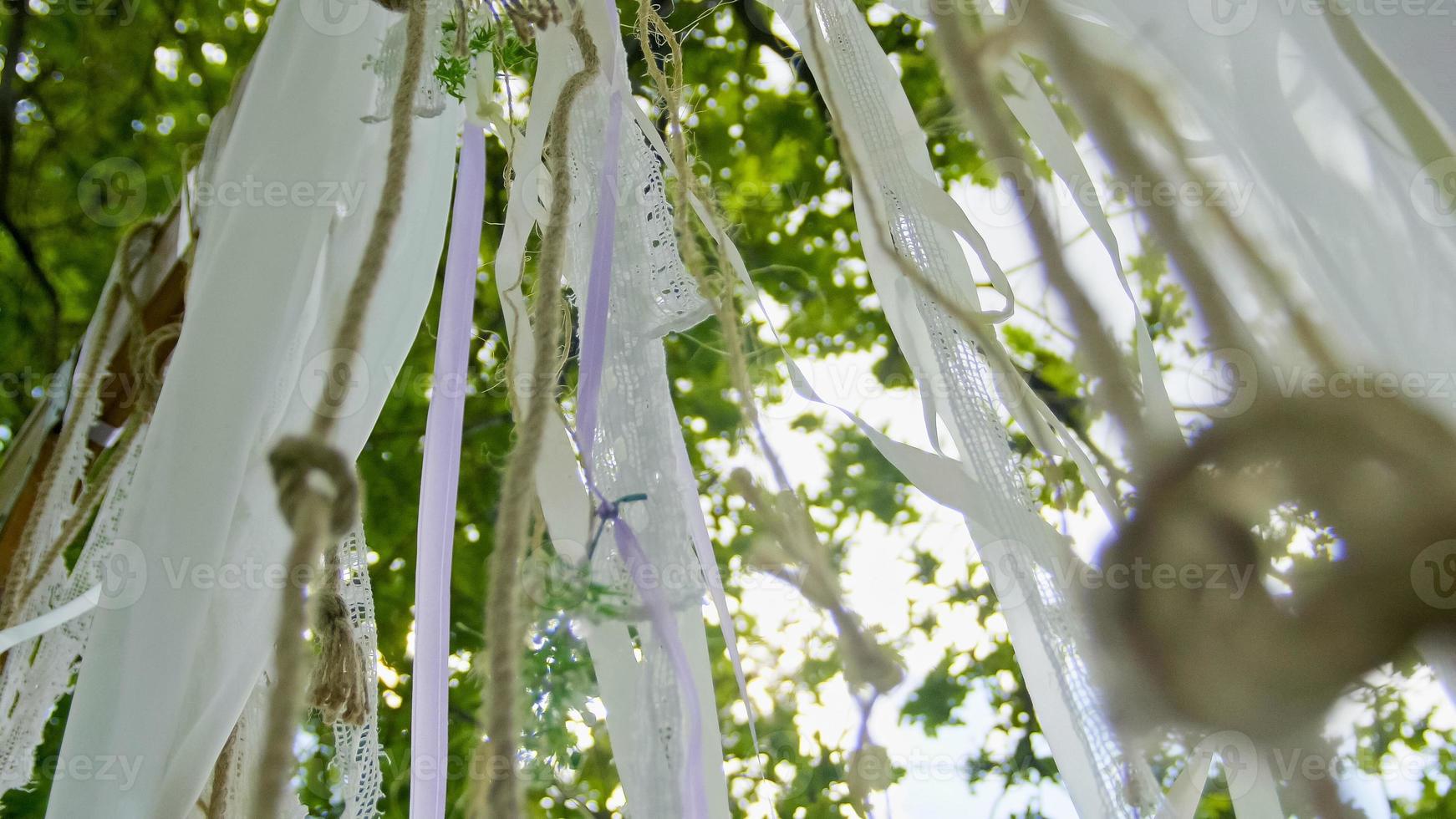 Hochzeitsaccessoires - Bogen, Wiese, Nahaufnahme foto