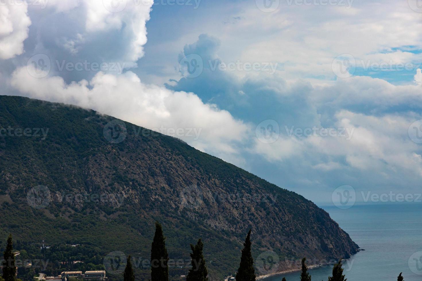 mount ayu dag mit wolken auf dem hintergrund des schwarzen meeres am frühen morgen. foto