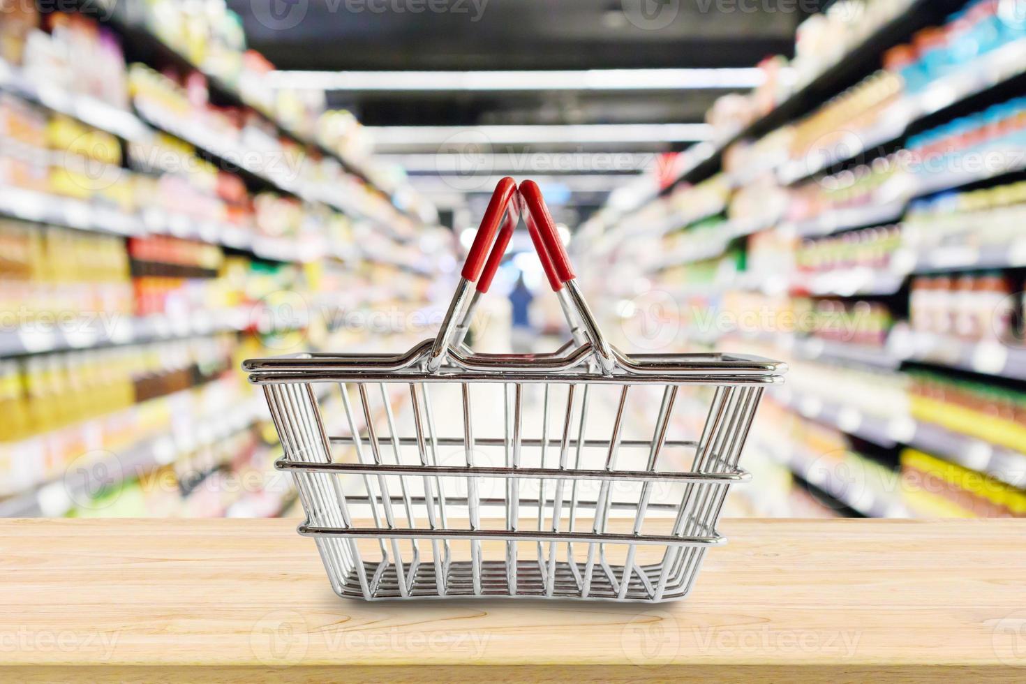 leerer Einkaufskorb auf Holztisch über Lebensmittelgeschäft Supermarkt verwischen Hintergrund foto