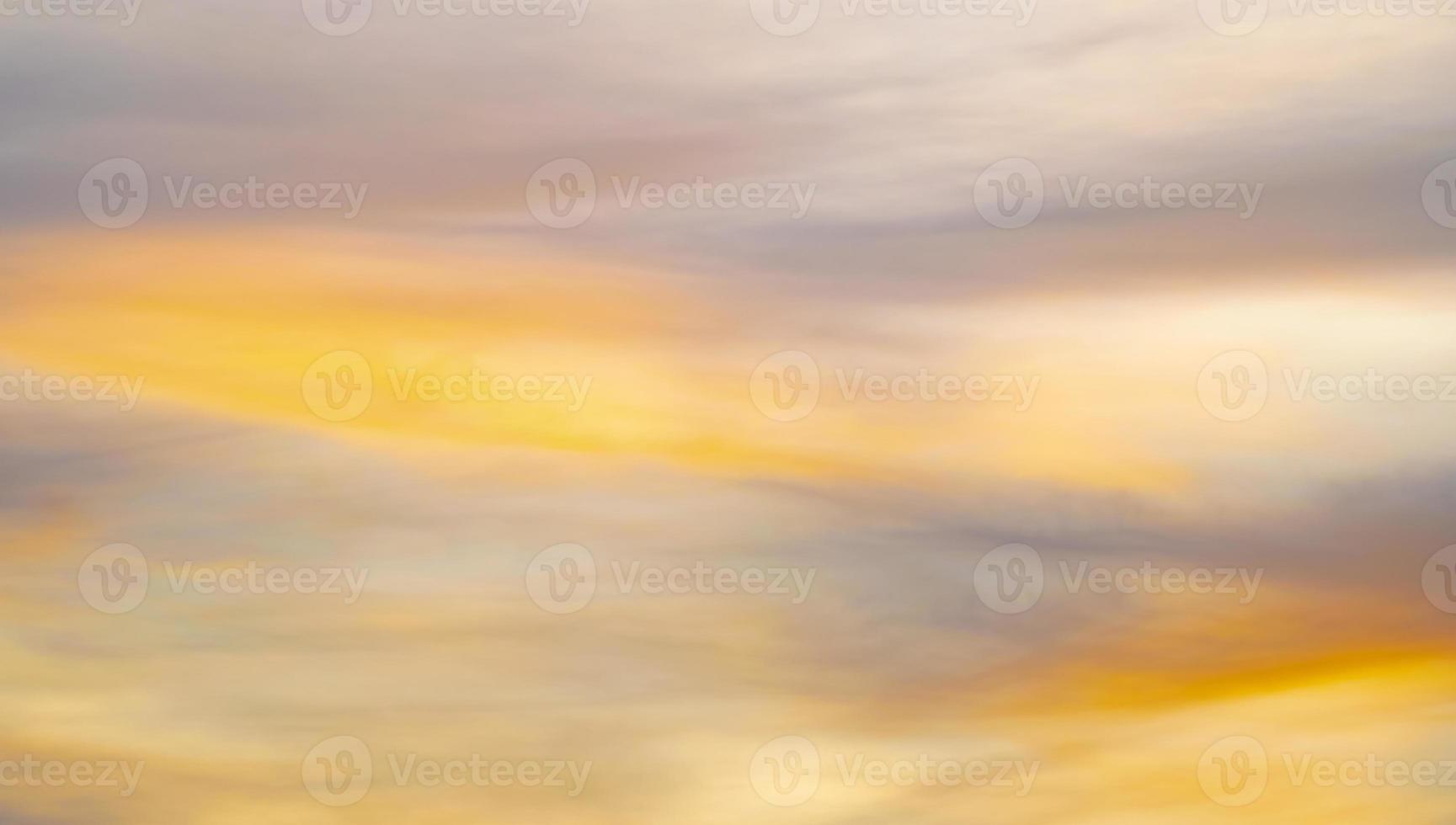 schöner himmelhintergrund mit der wolke, naturabstraktes konzept, sonnenuntergang des tages, himmelzusammenfassung. foto