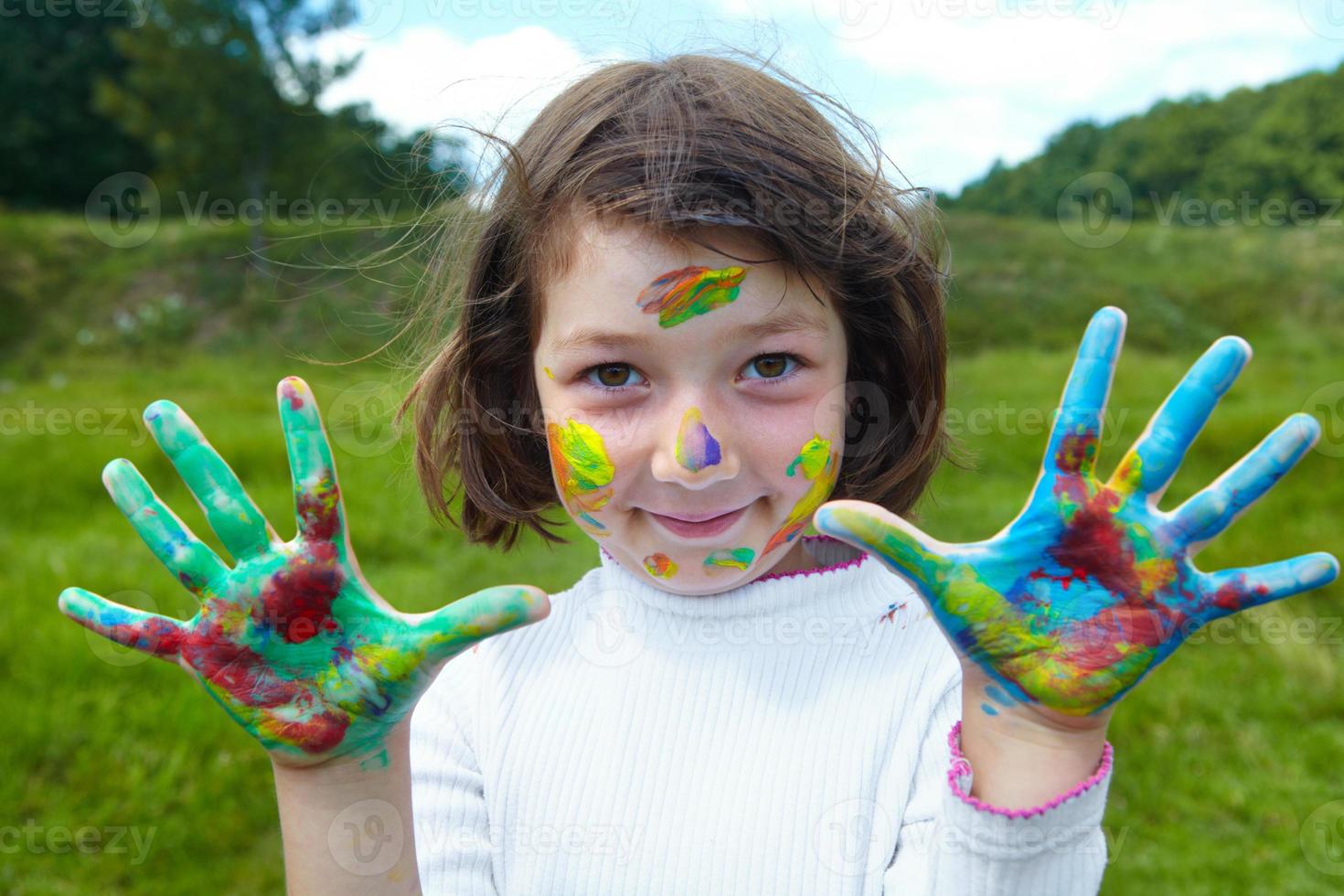 kleines Mädchen zeichnet Farben foto