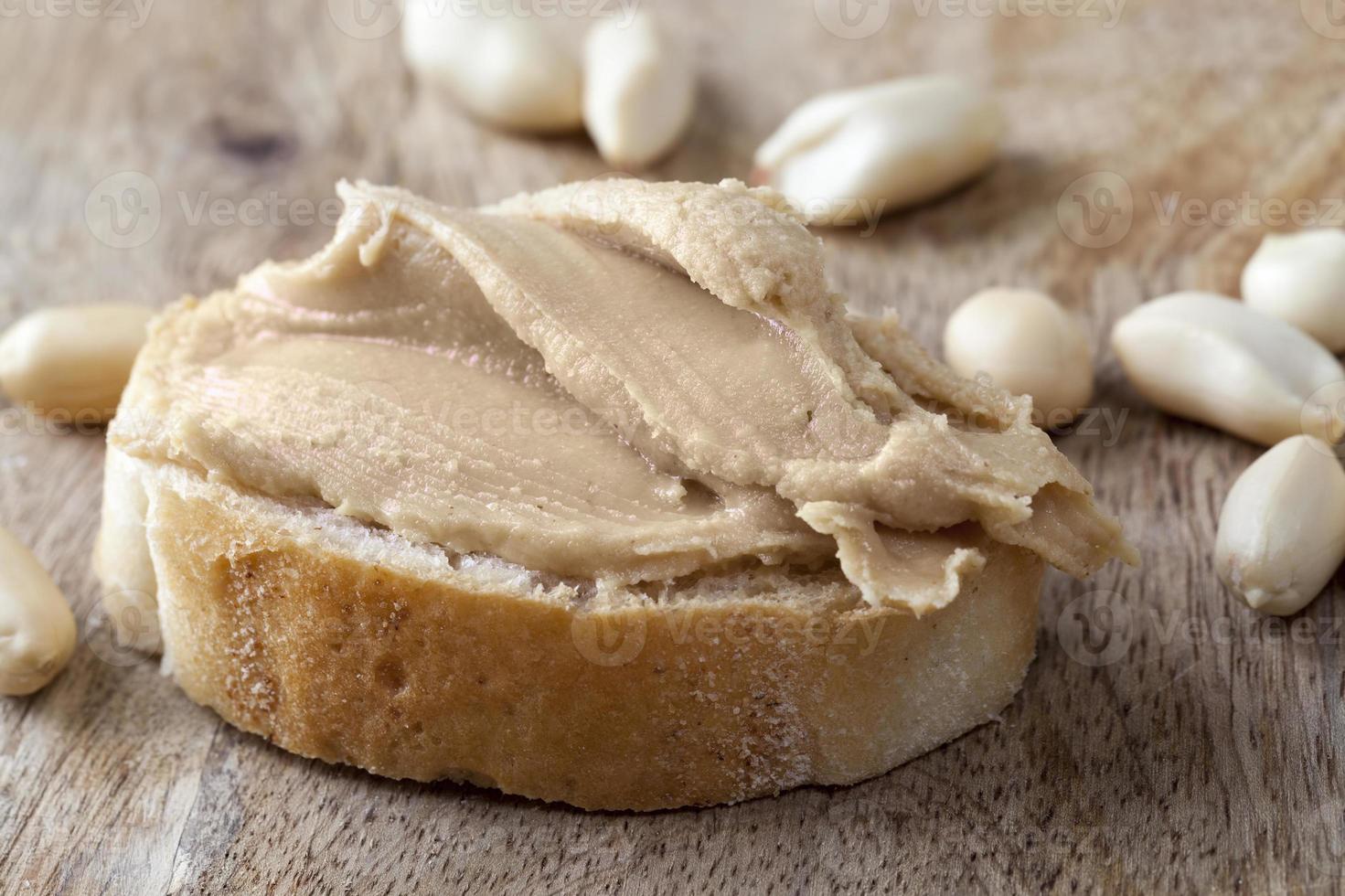 leckere Erdnussbutter und Weißbrot foto