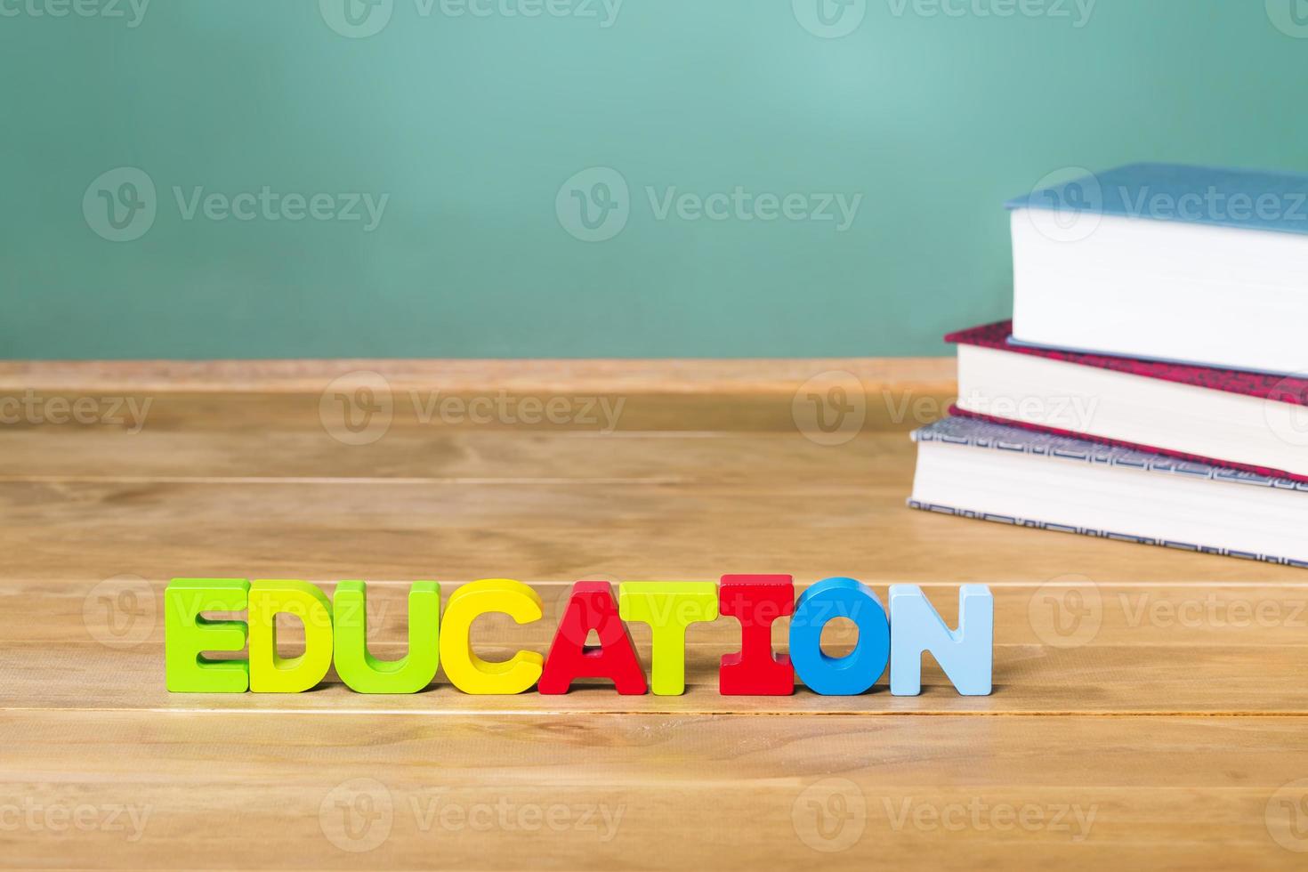 Bildungsthema mit Lehrbüchern und grüner Tafel foto