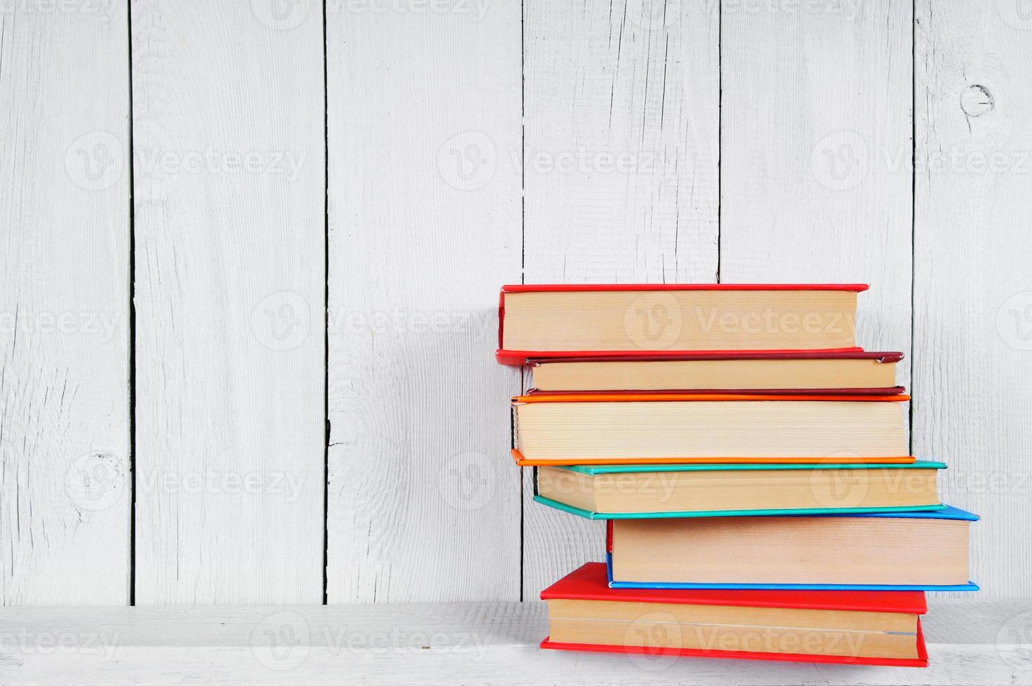 Bücher auf einem Holzregal. foto