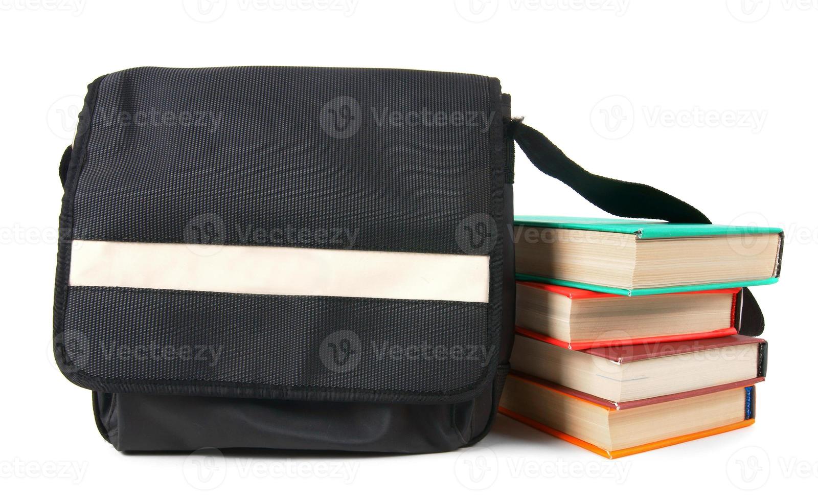 Schulrucksack und Bücher. foto