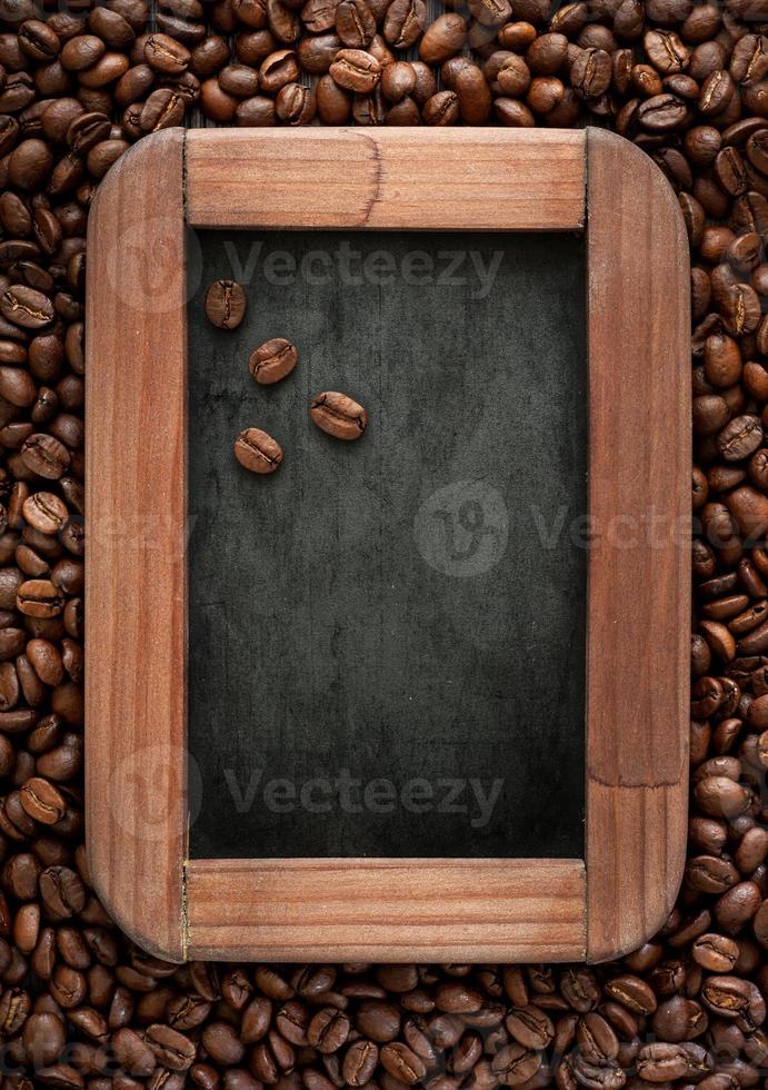 Kreidetafelmenü mit Kaffeebohnen foto
