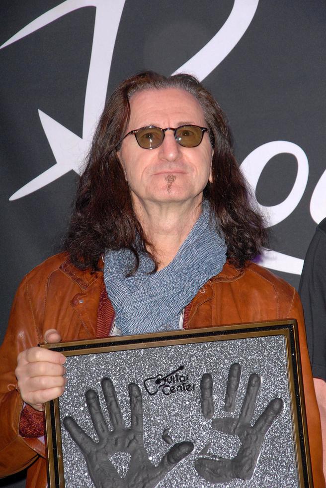 los angeles, 20. nov - geddy lee von rush bei der zeremonie, bei der rush in den rockwalk des guitar center am 20. november 2012 in los angeles, ca foto